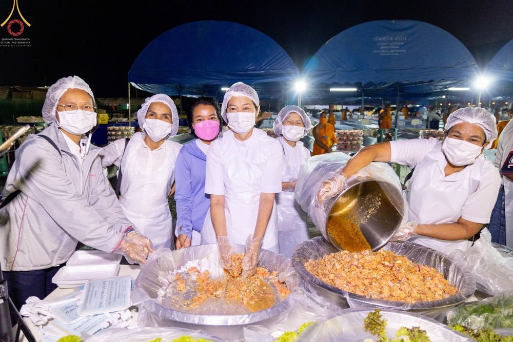 ภาพ No.74497:พิธีถวายภัตตาหารเป็นสังฆทาน แด่คณะพระธรรมยาตราฯ ในโครงการธรรมยาตรากตัญญูบูชา มหาปูชนียาจารย์ พระมงคลเทพมุนี(สด จนฺทสโร) พระผู้ปราบมาร อนุสรณ์สถาน 7 แห่ง ปีที่ 11 วันที่ 27 มกราคม พ.ศ. 2566