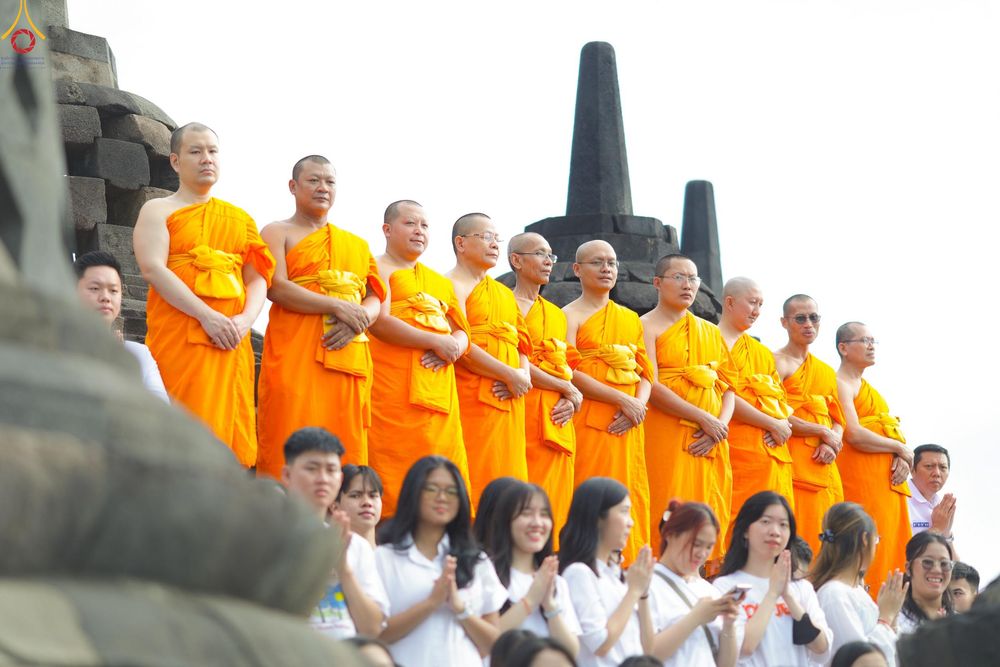 ภาพ No.330052:วันที่ 27-29 พฤษภาคม พ.ศ.2569 MBMI Tangerang (Majelis Agama Buddha Mahanikaya) ได้มีการเตรียมงานเพื่อจัดงานวิสาขบูชานานาชาติ  ชึ่งในงานจะมีการจุดประทีปโคมลาน โคมลอย กว่า 20,000 ดวง  เพื่อน้อมถวายเป็นพุทธบูชา และเพื่อเป็นการกระชับสัมพันธมิตรภาพ