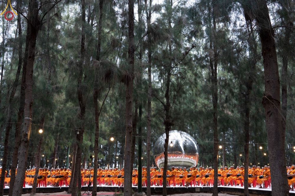 ภาพ No.69574:พิธีตักบาตรพระธรรมยาตราฯ ในโครงการธรรมยาตรากตัญญูบูชา มหาปูชนียาจารย์ พระมงคลเทพมุนี(สด จนฺทสโร) พระผู้ปราบมาร ปีที่ 11 ณ อนุสรณ์สถานลำดับที่ 1 สถานที่เกิดด้วยรูปกายเนื้อ อนุสรณ์สถานมหาวิหารพระมงคลเทพมุนี อ.สองพี่น้อง จ.สุพรรณบุรี