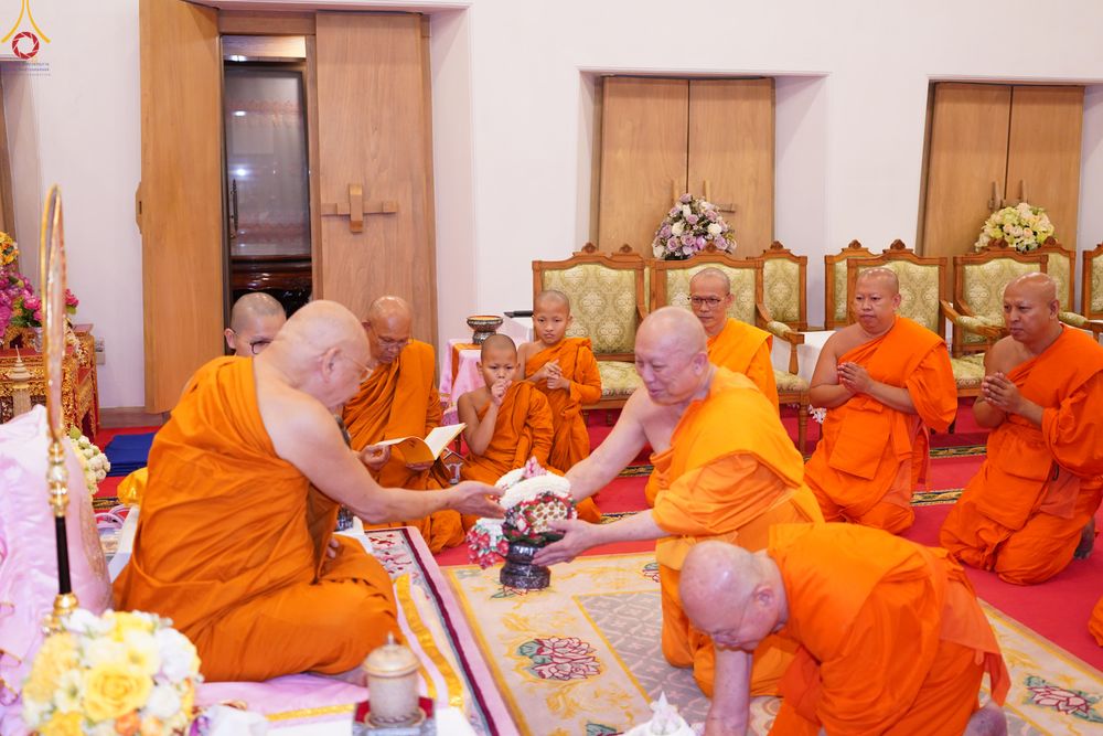 ภาพ No.286249:วันที่ 12 กรกฎาคม พศ.2568 (แรม 2 ค่ำ เดือน 8) พระภิกษุวัดพระธรรมกาย ทำวัตรพระผู้ใหญ่ เนื่องในวันเข้าพรรษา