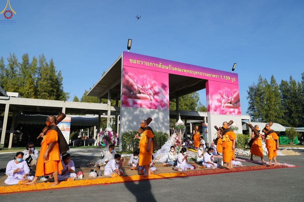 ภาพ No.70660:พิธีต้อนรับพระธรรมยาตรา ในโครงการธรรมยาตรากตัญญูบูชา มหาปูชนียาจารย์ พระมงคลเทพมุนี(สด จนฺทสโร) พระผู้ปราบมาร อนุสรณ์สถาน 7 แห่ง ปีที่ 11 วันที่ 14 มกราคม พ.ศ. 2566 ณ อนุสรณ์สถานลำดับที่ 3 สถานที่เกิดในเพศสมณะ วัดสองพี่น้อง อ.สองพี่น้อง จ.สุพรรณบุรี