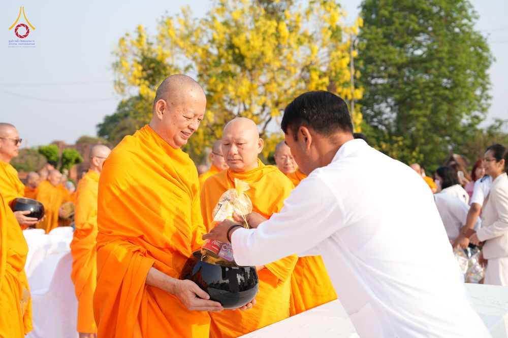 ภาพ No.318112:วันเสาร์ที่ 4 เมษายน พ.ศ. 2569 งานทำบุญเมืองใจกลางอยุธยา  ตักบาตรพระ 1,109 รูป ณ ถนนชีกุน หน้าวัดมหาธาตุ และวัดราชบูรณะ