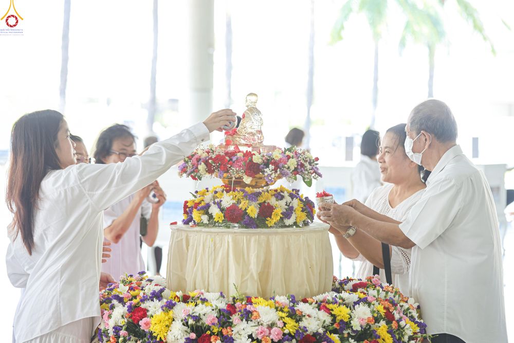 ภาพ No.322280:วันที่ 13 เมษายน พ.ศ.2569 สาธุชนสรงน้ำพระ เนื่องในวันสงกรานต์ ณ หอฉันคุณยายอาจารย์ วัดพระธรรมกาย