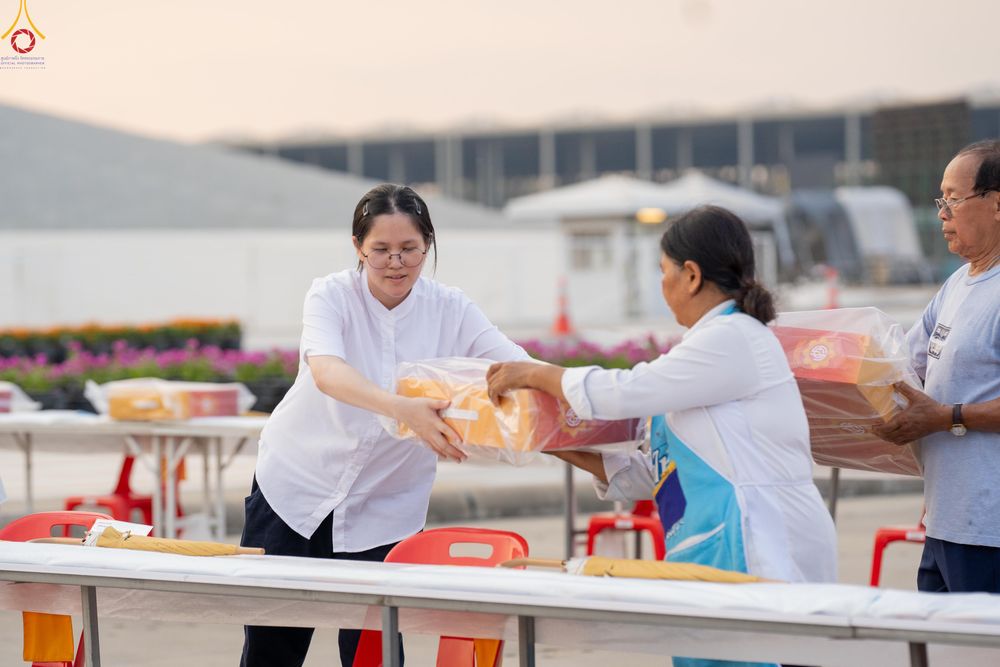 ภาพ No.322556:วันที่ 17 เมษายน พ.ศ.2569 การเรียงกล่องไทยธรรม เรียงน้ำดื่ม เรียงร่ม ณ ลานธรรมพระมหาธรรมกายเจดีย์ เพื่องานถวายมหาสังฆทาน 40,000 กว่าวัดทั่วประเทศ วันคุ้มครองโลก 22 เมษายน พ.ศ.2569 วัดพระธรรมกาย