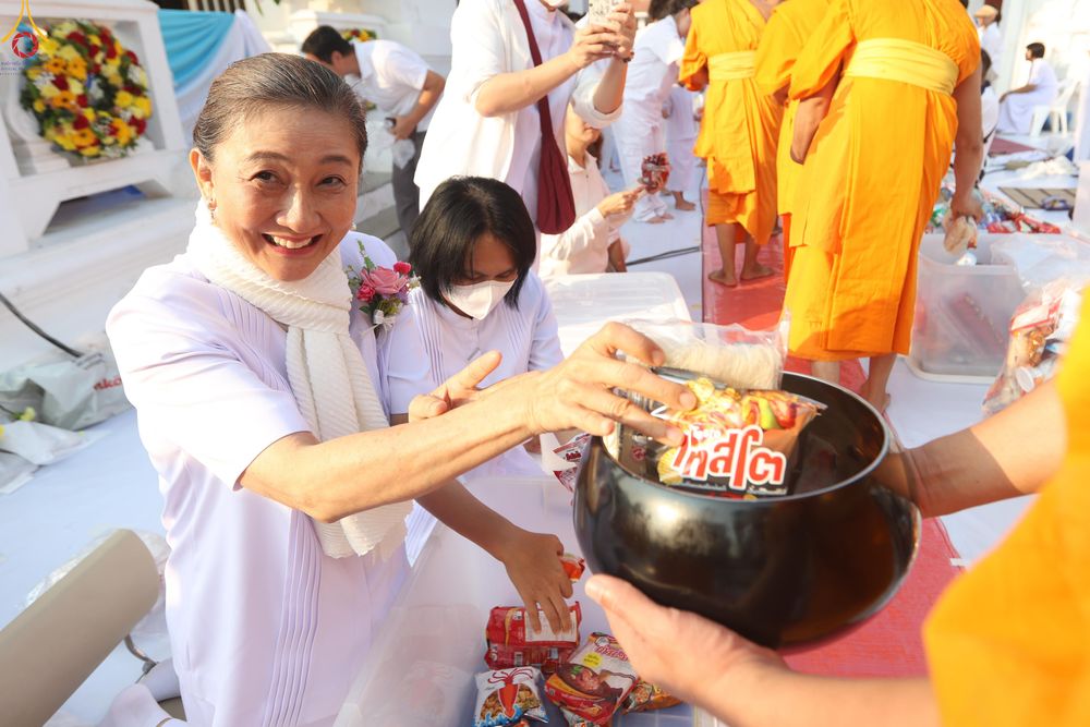 ภาพ No.297728:วันที่ 18 มกราคม พ.ศ. 2569 พิธีตักบาตรพระธรรมยาตรา ณ วัดโบสถ์บน ต.บางคูเวียง จ.นนทบุรี อนุสรณ์สถานลำดับที่ 4 สถานที่เกิดด้วยกายธรรม ในโครงการธรรมยาตรา กตัญญูบูชา มหาปูชนียาจารย์ พระมงคลเทพมุนี(สด จนฺทสโร) พระผู้ปราบมาร อนุสรณ์สถาน 7 แห่ง ปีที่ 14