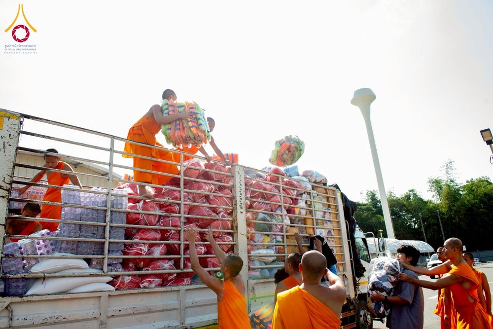 ภาพ No.273716:วันที่ 27 พฤศจิกายน พ.ศ. 2568 คณะศิษยานุศิษย์วัดพระธรรมกาย มูลนิธิธรรมกาย มอบอาหารและสิ่งของความช่วยเหลือให้พี่น้องชาวใต้ ผู้ประสบอุทกภัยน้ำท่วม