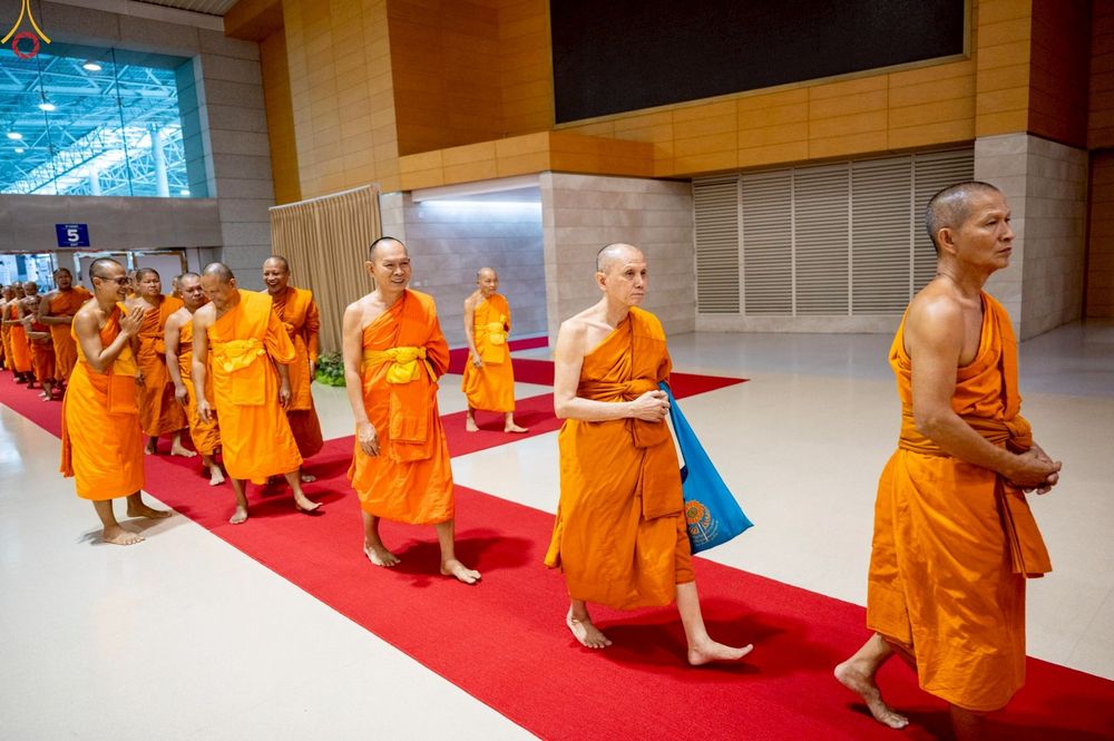 ภาพ No.233808:วันเสาร์ที่ 19 กรกฎาคม พ.ศ.2568 วันมหารำลึก ครั้งที่ 35 พิธีรำลึกถึงนักสร้างบารมี , พิธีสวดพระพุทธมนต์ , พิธีทอดผ้าบังสกุลและถวายไทยธรรม วัดพระธรรมกาย