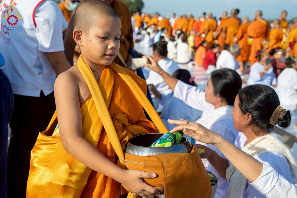 ภาพ No.250580:วันพุธที่ 8 ตุลาคม พ.ศ. 2568 พิธีตักบาตรเทโวโรหณะ ณ ลานธรรมปทุมรัตน์ธรรมเจดีย์ พุทธอุทยานนานาชาติ อ.โพนพิสัย จ.หนองคาย