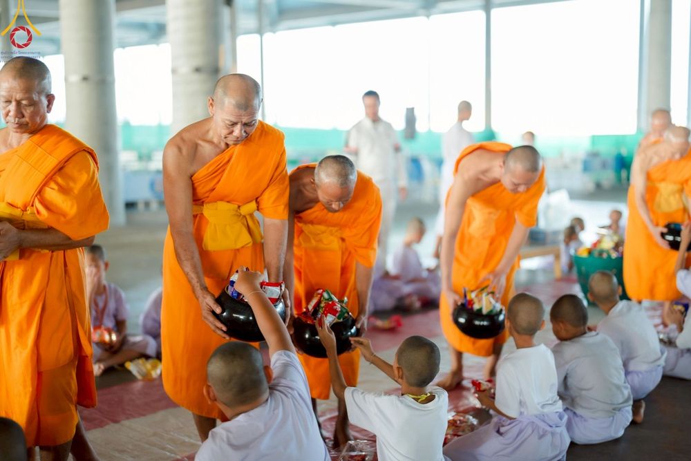 ภาพ No.214632:วันศุกร์ที่ 4 เมษายน พ.ศ.2568 นาคธรรมทายาทตักบาตรพระพี่เลี้ยง ในโครงการบรรพชาสามเณร ฟื้นฟูพระพุทธศาสนาทั่วไทย ณ วิหารคด 22 วัดพระธรรมกาย