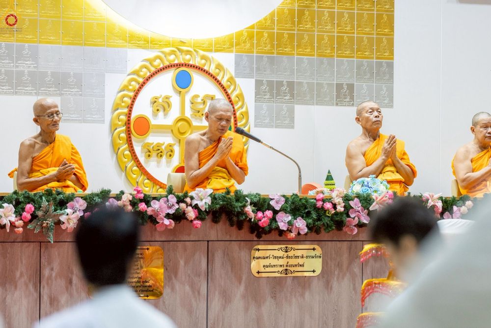 ภาพ No.249113:วันที่ 26-28 กันยายน พ.ศ. 2568 โครงการอบรม อุบาสกแก้ว อุบาสิกาแก้ว รุ่นที่ 3  ณ ศูนย์ปฏิบัติธรรมสมุทรปราการ ได้รับความเมตตาจากคณะสงฆ์ในพื้นที่  รวมถึงผู้บริหารสถานศึกษา ที่นำนักเรียนระดับมัธยมปลาย  มารับฟังข้อมูลเพื่อที่จะเป็นกำลังสำคัญ ในการเข้าร่วมขบวน