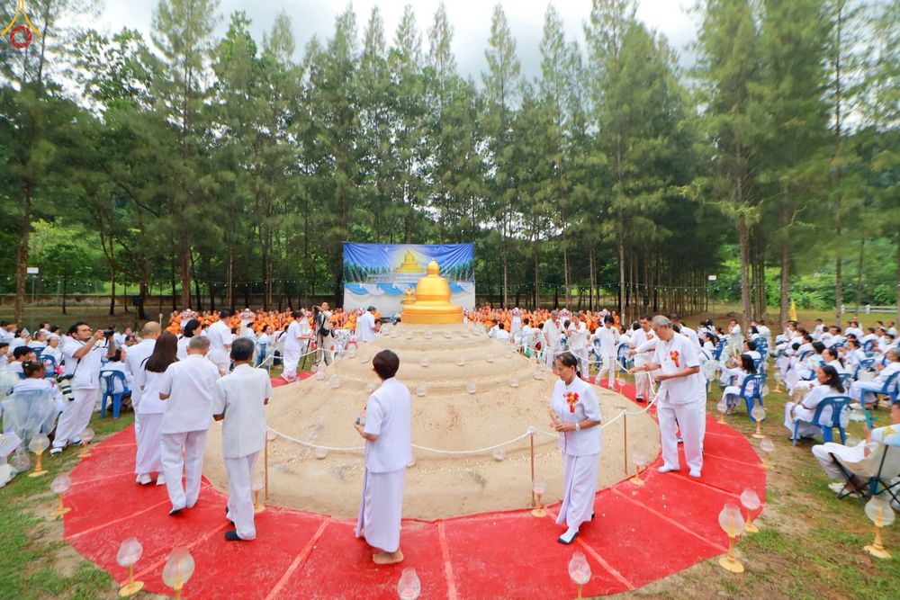 ภาพ No.238386:วันเสาร์ที่ 9 สิงหาคม พ.ศ. 2568 พิธีกลั่นแผ่นดิน โปรยทราย และจุดประทีปถวายเป็นพุทธบูชา จ.ระยอง สถาปนาองค์พระเจดีย์เพื่อสร้างสันติภาพโลก ณ ศูนย์ปฏิบัติธรรมระยอง(บ้านช่องลม) ต.บางบุตร อ.บ้านค่าย จ.ระยอง