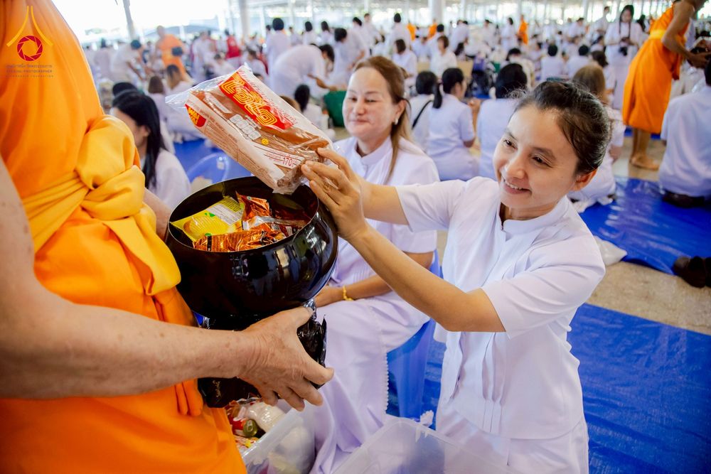 ภาพ No.277035:วันอาทิตย์ที่ 7 ธันวาคม พ.ศ. 2568 พิธีตักบาตรอาทิตย์ต้นเดือน ณ บ้านแก้วเรือนทองคุณยายฯ วัดพระธรรมกาย