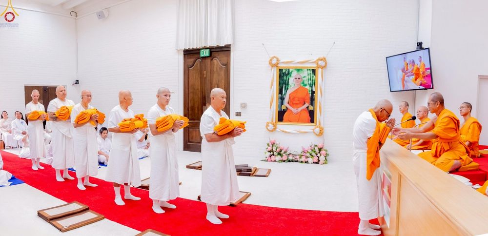 ภาพ No.252277:วันที่ 4-5 ตุลาคม พ.ศ. 2568  วัดพระธรรมกายแคลิฟอร์เนีย ประเทศสหรัฐอเมริกา ได้จัดพิธีตัดปอยผม โดยคณะสงฆ์ ญาติ ๆ และสาธุชน ให้กับนาคธรรมทายาท 8 ท่าน และได้จัดพิธีบรรพชา-อุปสมบท ฉลองพิธีทอดกฐินบรมจักรพรรดิ สร้างอุโบสถ 82 ปี บูชาธรรมหลวงพ่อธัมมชโย