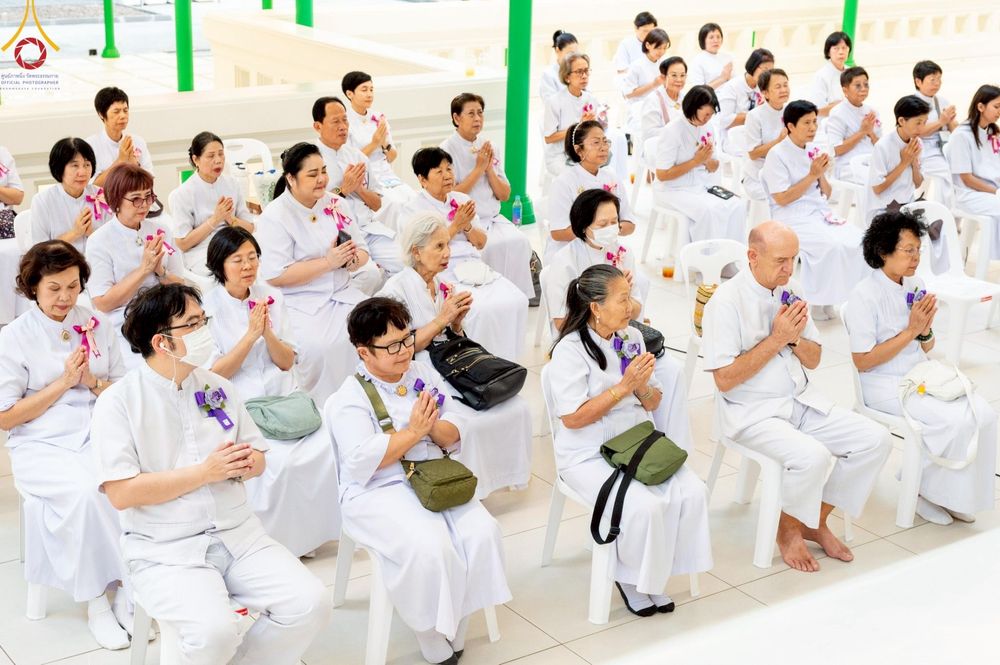 ภาพ No.214811:พิธีต้อนรับสัญญาบัตร พัดยศ พระราชวิเทศวชิรเวที (บัณฑิต วรปญฺโญ) เจ้าอาวาสวัดพระธรรมกายสกอตแลนด์ สหราชอาณาจักร ผู้ช่วยเจ้าอาวาสวัดพระธรรมกาย ณ อุโบสถพระไตรปิฏก วัดพระธรรมกาย