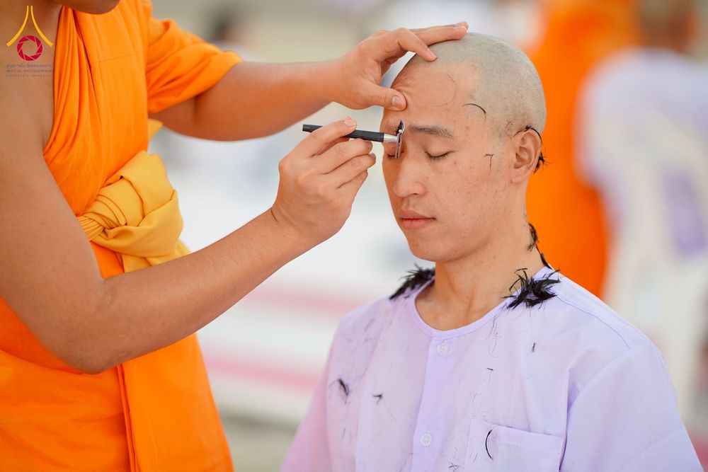 ภาพ No.274790:วันอาทิตย์ที่ 30 พฤศจิกายน พ.ศ. 2568 พิธีปลงผม โครงการอุปสมบทบูชาธรรมมหาปูชนียาจารย์ ปี 2568 ณ ลานธรรมพระมหาธรรมกายเจดีย์ ฝั่งทิศตะวันตก ระหว่างวิหารคดหมายเลข 8 และ 9 วัดพระธรรมกาย