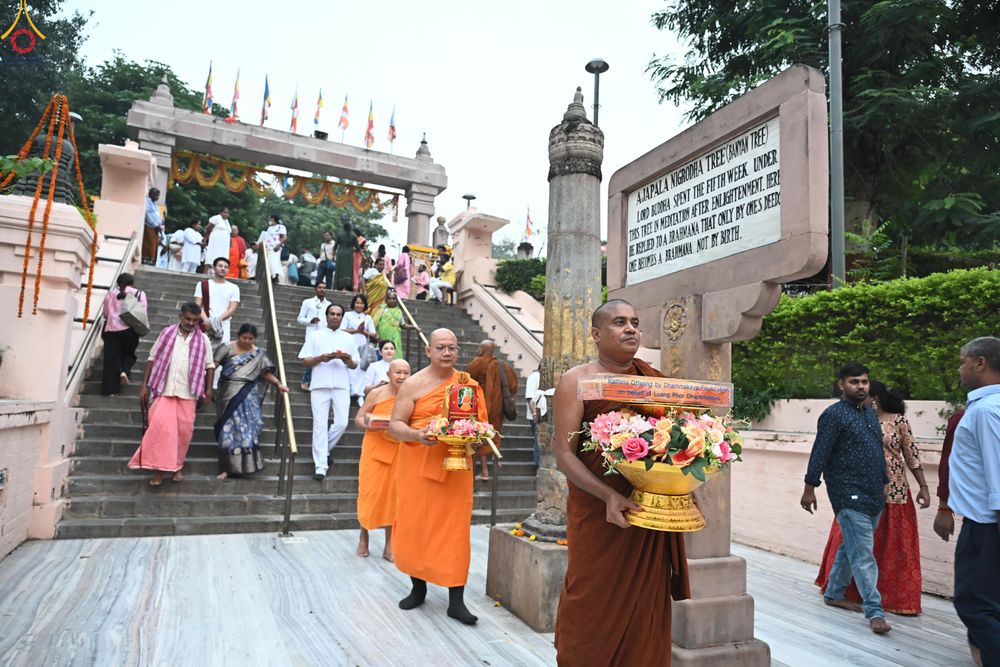 ภาพ No.284075:วันที่ ๔ พฤศจิกายน พุทธศักราช ๒๕๖๘ กฐินสมทบวัดต่างประเทศ โดยคณะศิษยานุศิษย์ บูชาธรรม 81 ปี หลวงพ่อธัมมชโย ณ วัดมหาโพธิ์ เมืองพุทธคยา ประเทศอินเดีย