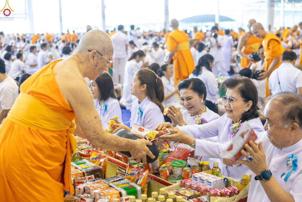 ภาพ No.311459:วันอาทิตย์ต้นเดือนที่ 1 มีนาคม พ.ศ.2569 พิธีตักบาตร และ พิธีบูชาข้าวพระ ณ สภาธรรมกายสากล วัดพระธรรมกาย