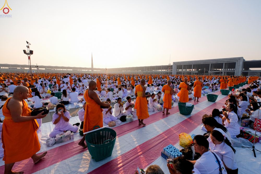 ภาพ No.279823:วันที่ 1 มกราคม พ.ศ.2569 พิธีตักบาตรในวันขึ้นปีใหม่ ณ ลานธรรม วัดพระธรรมกาย