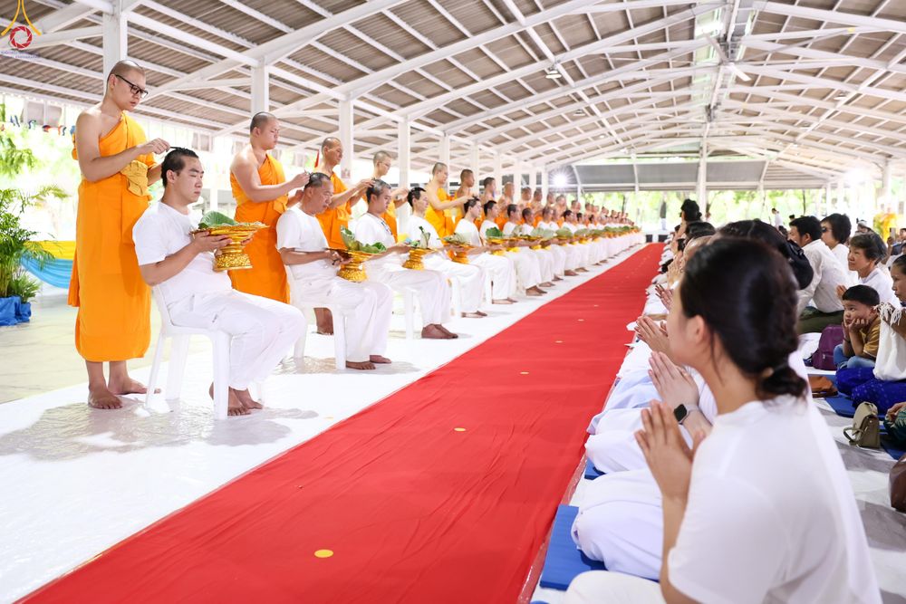 ภาพ No.338330:วันอาทิตย์ที่ 5 กรกฎาคม พศ.2569 พิธีตัดปอยผมธรรมทายาทนานาชาติ IDOP รุ่นที่ 21 จากประเทศจีน มาเลเซีย สิงคโปร์ และไต้หวัน ณ โถงช้าง วัดพระธรรมกาย