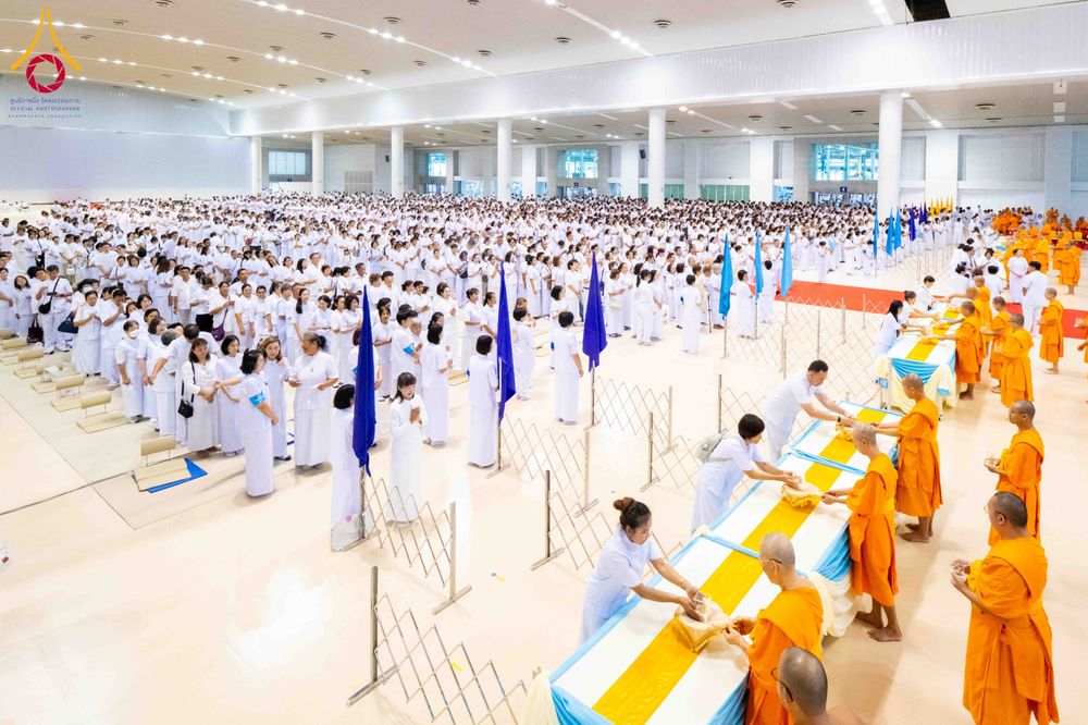 ภาพ No.338041:วันอาทิตย์ต้นเดือน 5 กรกฎาคม พ.ศ.2569 สัมมนาพิเศษ พิธีมอบพระของขวัญ ณ ห้องแก้วสารพัด1 วัดพระธรรมกาย