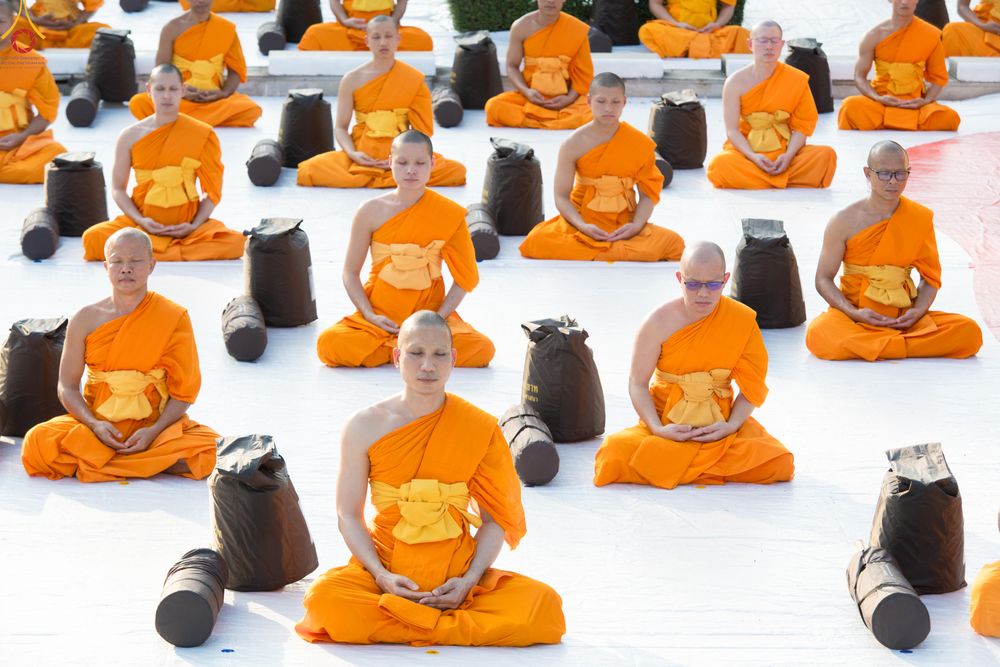 ภาพ No.281588:วันที่ 24 ธันวาคม พ.ศ.2568 พระธรรมยาตรา ปฏิบัติธรรม และถ่ายภาพหมู่ประวัติศาสตร์ ณ ลานหน้ามหาวิหารพระมงคลเทพมุนีฯ วัดพระธรรมกาย