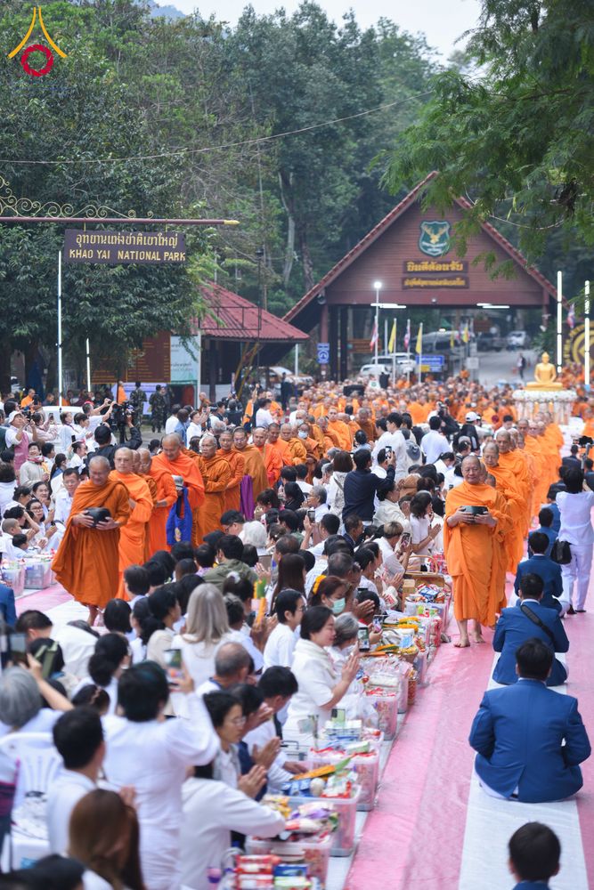 ภาพ No.285947:วันเสาร์ที่ 13 ธันวาคม พ.ศ.2568 พิธีตักบาตรพระภิกษุสามเณร 1,000 รูป ณ บริเวณหน้าอุทยานแห่งชาติเขาใหญ่ อำเภอปากช่อง จ.นครราชสีมา