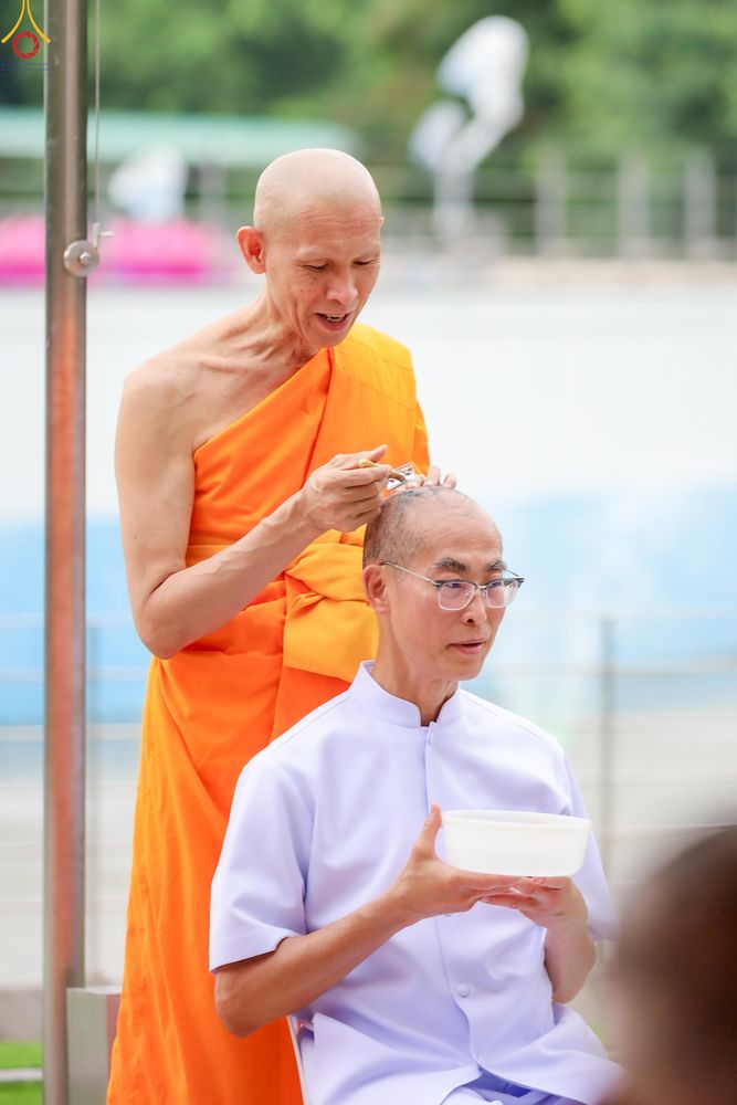 ภาพ No.330563:วันที่ 30 พฤษภาคม พ.ศ.2569 พิธีตัดปอยผมและปลงผม อุบาสกอุปสมบทอุทิศชีวิต 11 ท่าน (ภาพชุดที่ 2) ณ โบสถ์พระไตรปิฎก วัดพระธรรมกาย จังหวัดปทุมธานี