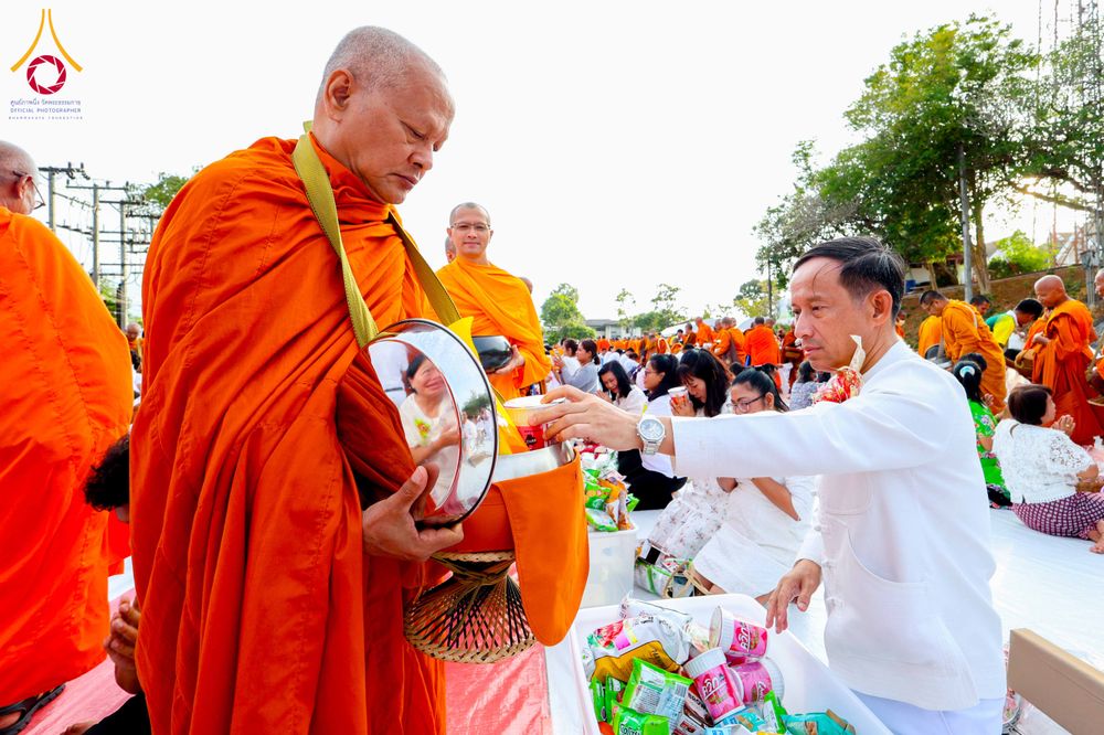 ภาพ No.310343:วันอาทิตย์ที่ 15 กุมภาพันธ์ พ.ศ. 2569 ตักบาตรพระ 1,000 รูป เมืองตรัง ปีที่ 2 ณ ลานพระบรมราชานุสาวรีย์ รัชกาลที่ 5 (หน้าศาลจังหวัดตรัง)อ.เมือง จ.ตรัง