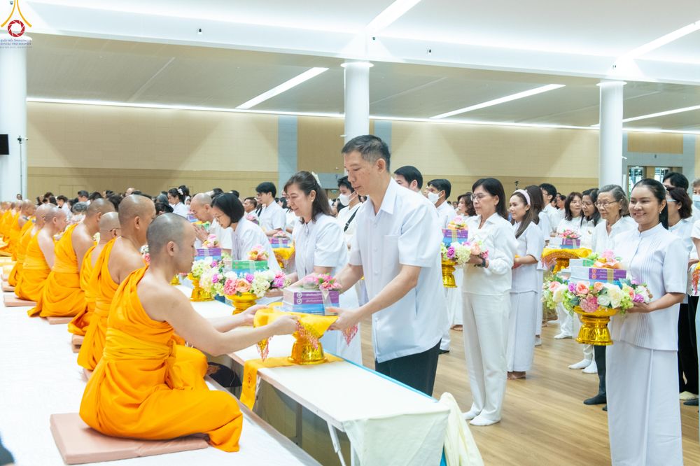 ภาพ No.329101:วันอาทิตย์ที่ 17 พฤษภาคม พ.ศ.2569 พิธีร่วมบุญการศึกษาพระภิกษุสามเณร (หนังสือบาลี นักธรรม ทางก้าวหน้า World-Pec) ณ ห้องแก้วสารพัดนึก 2 วัดพระธรรมกาย