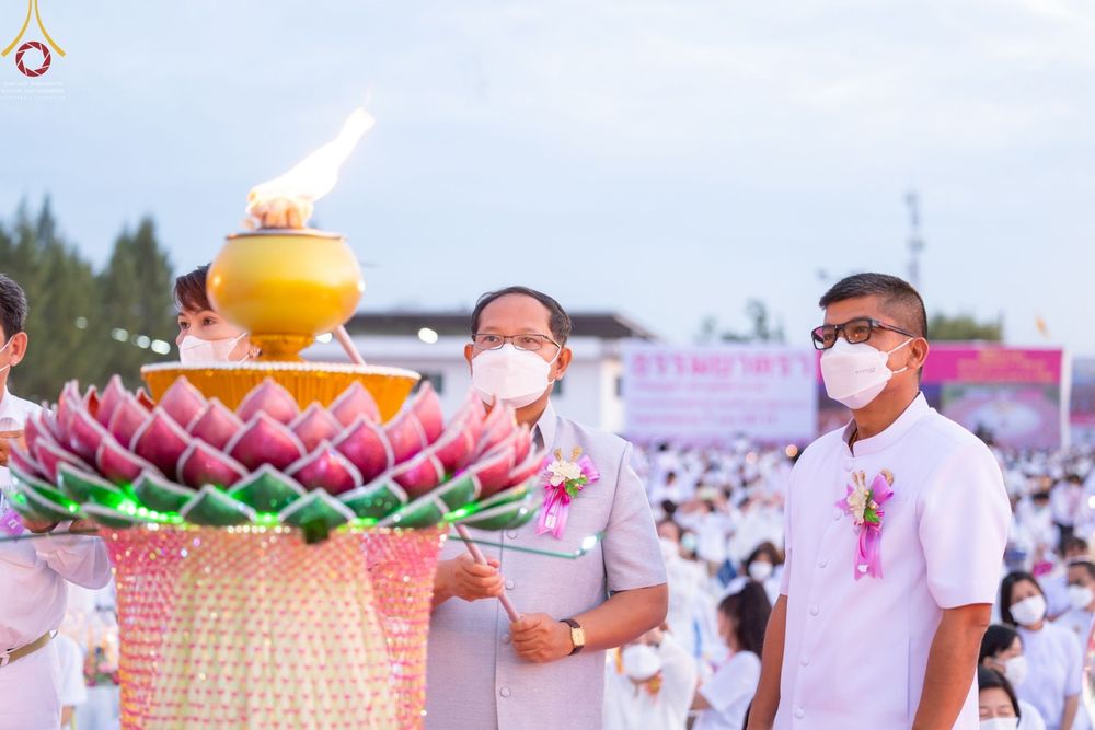 ภาพ No.70230:พิธีจุดประทีปถวายเป็นพุทธบูชา และบูชาธรรมมหาปูชนียาจารย์ ในโครงการธรรมยาตรากตัญญูบูชา มหาปูชนียาจารย์ พระมงคลเทพมุนี(สด จนฺทสโร) พระผู้ปราบมาร ปีที่ 11 ณ อนุสรณ์สถานลำดับที่ 2 สถานที่ตั้งมโนปณิธานบวชตลอดชีวิต อนุสรณ์สถานคลองบางนางแท่น อ.สามพราน จ.นครปฐม 