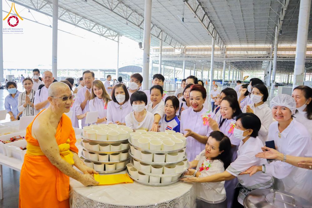 ภาพ No.121238:พิธีถวายภัตตาหารเป็นสังฆทาน แด่คณะพระธรรมยาตราฯ ในโครงการธรรมยาตรากตัญญูบูชา มหาปูชนียาจารย์ พระมงคลเทพมุนี(สด จนฺทสโร) พระผู้ปราบมาร อนุสรณ์สถาน 7 แห่ง ปีที่ 12 วันที่ 30 มกราคม พ.ศ. 2567 ณ สภาธรรมกายสากล วัดพระธรรมกาย