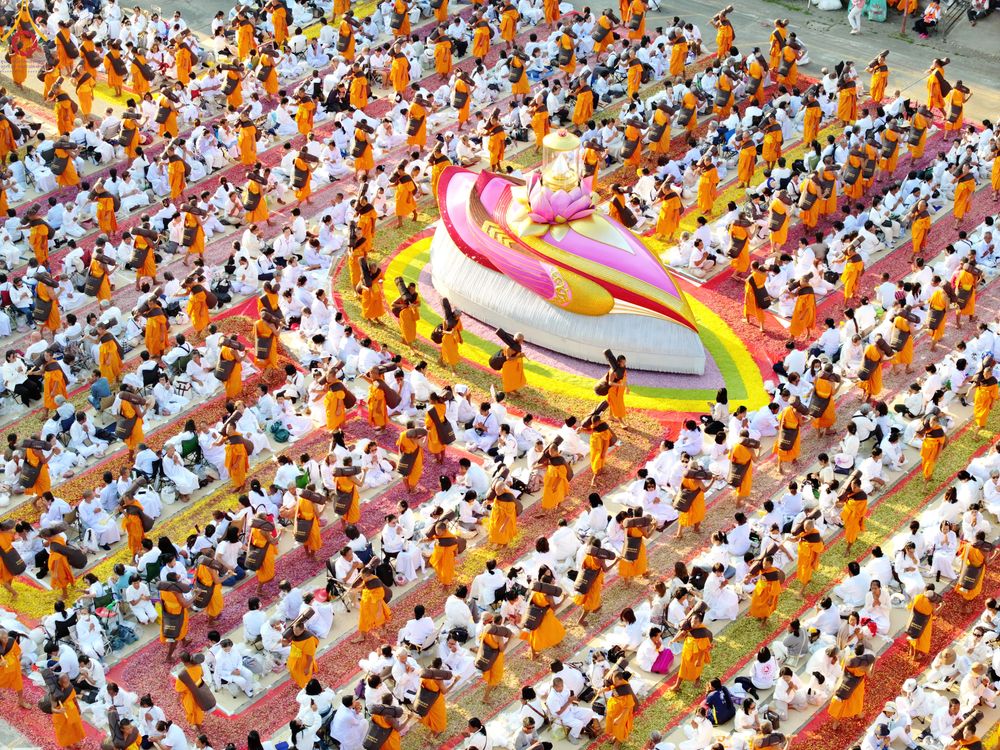 ภาพ No.295318:วันที่ 16 มกราคม พ.ศ. 2569 พิธีต้อนรับพระธรรมยาตรา อนุสรณ์สถานลำดับที่ 4 (ภาพชุดที่ 2) สถานที่เกิดด้วยกายธรรม ณ วัดโบสถ์บน ต.บางคูเวียง จ.นนทบุรี ในโครงการธรรมยาตรา กตัญญูบูชา มหาปูชนียาจารย์ พระมงคลเทพมุนี(สด จนฺทสโร) พระผู้ปราบมาร อนุสรณ์สถาน 7 แห่ง ปี