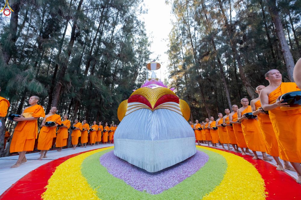 ภาพ No.289444:วันที่ 7 มกราคม พ.ศ. 2569 พิธีตักบาตรพระธรรมยาตรา ณ อนุสรณ์สถานลำดับที่ 1 สถานที่เกิดด้วยรูปกายเนื้อ อนุสรณ์สถานมหาวิหารพระมงคลเทพมุนี (โลตัสแลนด์) อ.สองพี่น้อง จ.สุพรรณบุรี ในโครงการธรรมยาตรา กตัญญูบูชา มหาปูชนียาจารย์ พระมงคลเทพมุนี(สด จนฺทสโร) พระผู้ป