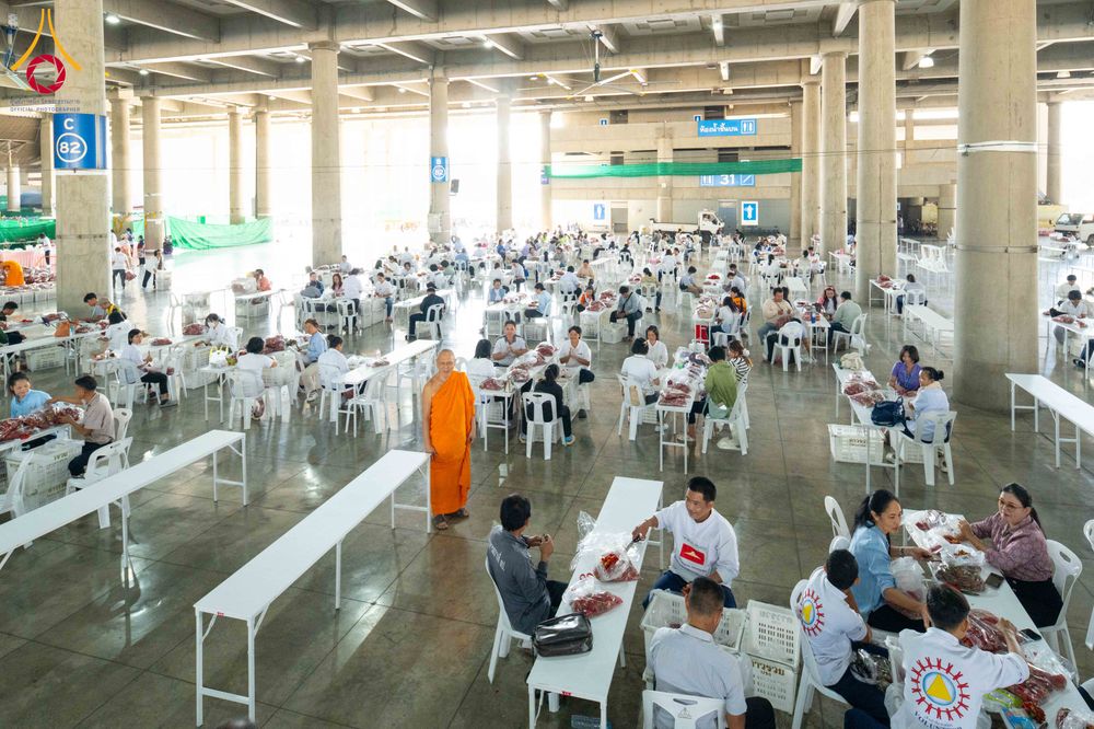 ภาพ No.279489:วันที่ 19-26 ธันวาคม พ.ศ. 2568 และ วันที่ 1 มกราคม พ.ศ.2569 รับบุญปลิดกลีบดอกไม้ เพื่อโปรยต้อนรับพระธรรมยาตรา