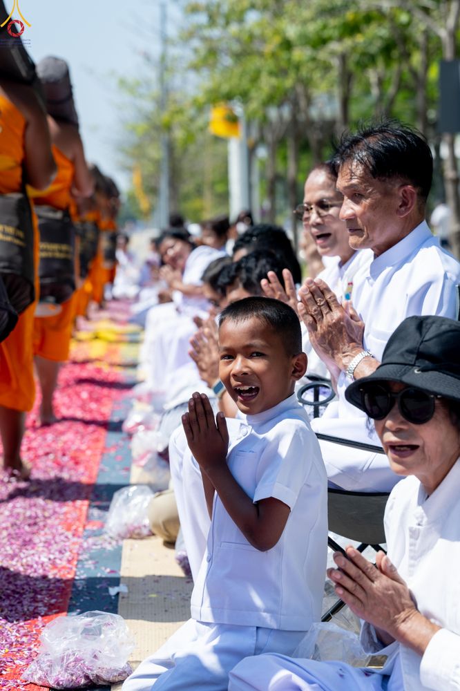 ภาพ No.304630:วันที่ 25 มกราคม พ.ศ. 2569 พิธีต้อนรับพระธรรมยาตรา (ภาพชุดที่ 2) รร.สามัคคีราษฏร์บำรุง-วัดพระธรรมกาย ในโครงการธรรมยาตรา กตัญญูบูชา มหาปูชนียาจารย์ พระมงคลเทพมุนี(สด จนฺทสโร) พระผู้ปราบมาร อนุสรณ์สถาน 7 แห่ง ปีที่ 14