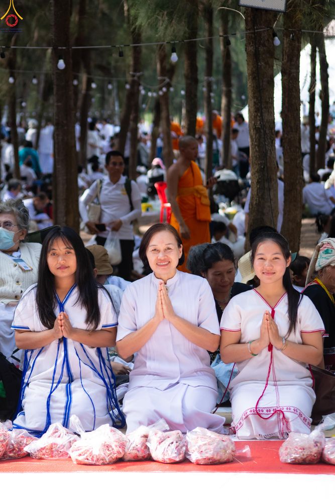 ภาพ No.287718:วันที่ 3 มกราคม พ.ศ. 2569 พิธีต้อนรับพระธรรมยาตรา ครั้งที่ 2 (ภาพชุดที่ 2) ในโครงการธรรมยาตรา กตัญญูบูชา มหาปูชนียาจารย์ พระมงคลเทพมุนี(สด จนฺทสโร) พระผู้ปราบมาร อนุสรณ์สถาน 7 แห่ง ปีที่ 14 ณ อนุสรณ์สถานมหาวิหารพระมงคลเทพมุนี (โลตัสแลนด์) อ.สองพี่น้อง จ.