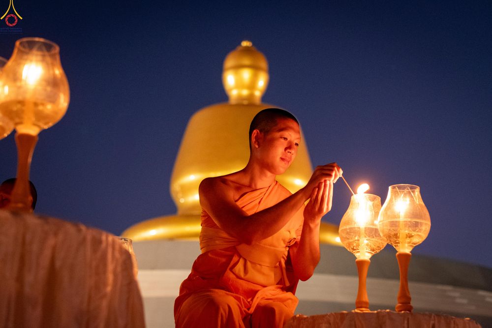 ภาพ No.302363:วันที่ 23 มกราคม พ.ศ. 2569 พิธีจุดประทีปธรรมถวายเป็นพุทธบูชา (ภาพชุดที่ 2) และบูชาธรรมมหาปูชนียาจารย์  ณ อนุสรณ์สถานลำดับที่ 5 สถานที่เผยแผ่วิชชาธรรมกายครั้งแรก อนุสรณ์สถานบางปลา วัดบางปลา อำเภอบางเลน จังหวัดนครปฐม ในโครงการธรรมยาตรา กตัญญูบูชา มหาปูชนีย