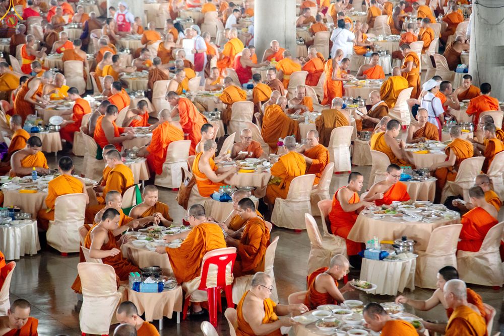 ภาพ No.325878:วันที่ 22 เมษายน พ.ศ.2569(วันคุ้มครองโลก) งานถวายมหาสังฆทาน 40,000 กว่าวัดทั่วประเทศ เจ้าหน้าที่ สาธุชน ร่วมใจจัดเตรียมภัตตาหารเพล (ชุด 2)