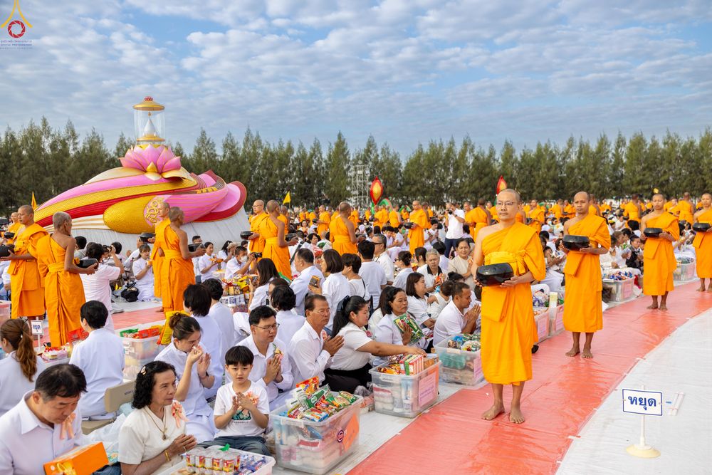 ภาพ No.302646:วันที่ 24 มกราคม พ.ศ. 2569 พิธีตักบาตรพระธรรมยาตรา(ภาพชุดที่ 2) ณ อนุสรณ์สถานลำดับที่ 5 สถานที่เผยแผ่วิชชาธรรมกายครั้งแรก อนุสรณ์สถานบางปลา วัดบางปลา อำเภอบางเลน จังหวัดนครปฐม ในโครงการธรรมยาตรา กตัญญูบูชา มหาปูชนียาจารย์ พระมงคลเทพมุนี(สด จนฺทสโร) พระผู
