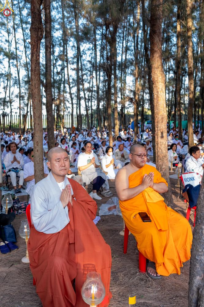 ภาพ No.290018:วันที่ 6 มกราคม พ.ศ. 2569 พิธีจุดประทีปถวายเป็นพุทธบูชา และบูชาธรรมมหาปูชนียาจารย์ (ภาพชุดที่ 2) ณ อนุสรณ์สถานมหาวิหารพระมงคลเทพมุนี (โลตัสแลนด์) อ.สองพี่น้อง จ.สุพรรณบุรี ในโครงการธรรมยาตรา กตัญญูบูชา มหาปูชนียาจารย์ พระมงคลเทพมุนี(สด จนฺทสโร) พระผู้ปรา