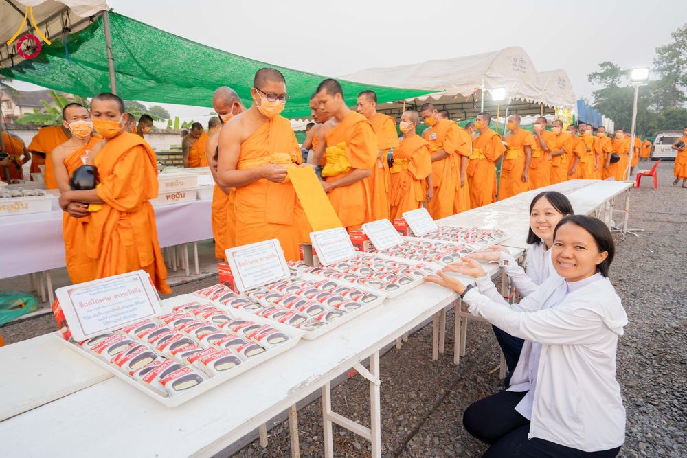 ภาพ No.295534:วันที่ 16 มกราคม พ.ศ. 2569 พิธีถวายภัตตาหารเป็นสังฆทาน แด่พระธรรมยาตรา ณ วัดโบสถ์บน ต.บางคูเวียง จ.นนทบุรี อนุสรณ์สถานลำดับที่ 4 สถานที่เกิดด้วยกายธรรม ในโครงการธรรมยาตรา กตัญญูบูชา มหาปูชนียาจารย์ พระมงคลเทพมุนี(สด จนฺทสโร) พระผู้ปราบมาร อนุสรณ์สถาน 7 แ