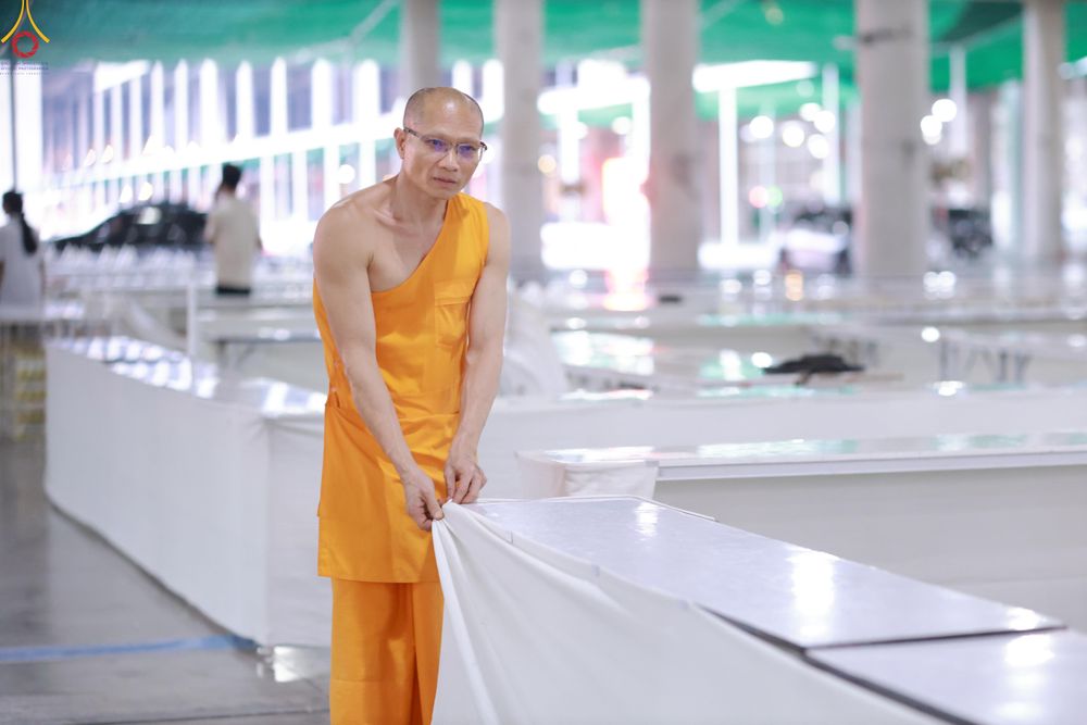 ภาพ No.323249:วันที่ 20 เมษายน พ.ศ.2569 การเตรียมงานของบุคลากรทางการแพทย์ , จุดลงทะเบียนพระสังฆาธิการ , วางกล่องไทยธรรม เพื่องานถวายมหาสังฆทาน 40,000 กว่าวัดทั่วประเทศ วันคุ้มครองโลก 22 เมษายน พ.ศ.2569 วัดพระธรรมกาย