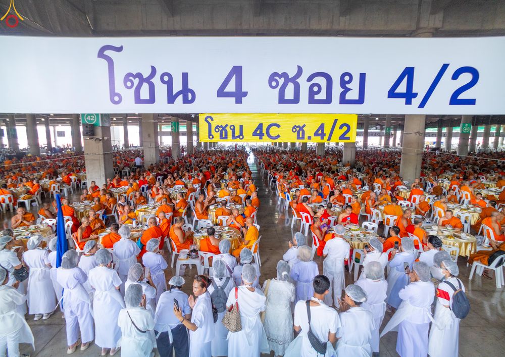 ภาพ No.323766:วันที่ 22 เมษายน พ.ศ.2569(วันคุ้มครองโลก) งานถวายมหาสังฆทาน 40,000 กว่าวัดทั่วประเทศ คณะสงฆ์ฉันภัตตาหารเพล