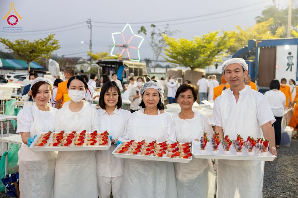 ภาพ No.294806:วันที่ 15 มกราคม พ.ศ. 2569 พิธีถวายภัตตาหารเป็นสังฆทาน แด่พระธรรมยาตรา ณ วัดโบสถ์บน ต.บางคูเวียง จ.นนทบุรี อนุสรณ์สถานลำดับที่ 4 สถานที่เกิดด้วยกายธรรม ในโครงการธรรมยาตรา กตัญญูบูชา มหาปูชนียาจารย์ พระมงคลเทพมุนี(สด จนฺทสโร) พระผู้ปราบมาร อนุสรณ์สถาน 7 แ