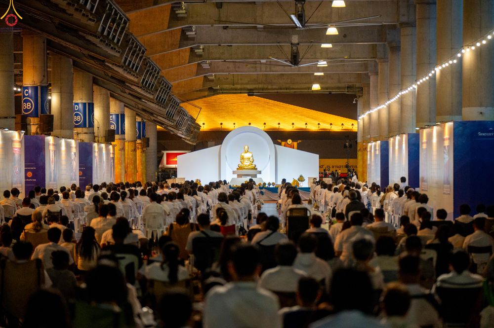 ภาพ No.280339:วันที่ 31 ธันวาคม พ.ศ.2568 -วันที่ 1 มกราคม พ.ศ.2569 พิธีฉลองชัยสวดมนต์บทธัมมจักกับปปวัตนสูตร ครบ 8,000,000,000 จบ , พิธีสวดมนต์ข้ามปี ณ วัดพระธรรมกาย