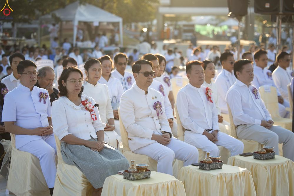 ภาพ No.284211:วันเสาร์ที่ 20 ธันวาคม พ.ศ.2568  พิธีตักบาตรพระ 10,000 รูป เนื่องในโอกาส 194 ปี จังหวัดกาญจนบุรี และอุทิศส่วนกุศลให้แด่บรรพชนทั้งหลาย บริเวณถนนสองแคว (Skywalk) เมืองกาญจนบุรี