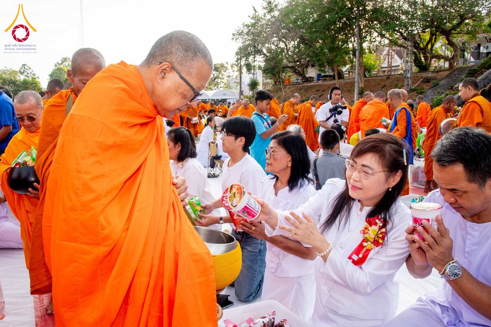 ภาพ No.310345:วันอาทิตย์ที่ 15 กุมภาพันธ์ พ.ศ. 2569 ตักบาตรพระ 1,000 รูป เมืองตรัง ปีที่ 2 ณ ลานพระบรมราชานุสาวรีย์ รัชกาลที่ 5 (หน้าศาลจังหวัดตรัง)อ.เมือง จ.ตรัง