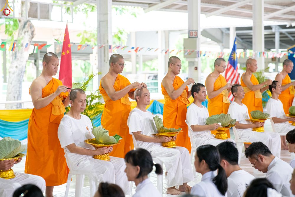 ภาพ No.338332:วันอาทิตย์ที่ 5 กรกฎาคม พศ.2569 พิธีตัดปอยผมธรรมทายาทนานาชาติ IDOP รุ่นที่ 21 จากประเทศจีน มาเลเซีย สิงคโปร์ และไต้หวัน ณ โถงช้าง วัดพระธรรมกาย