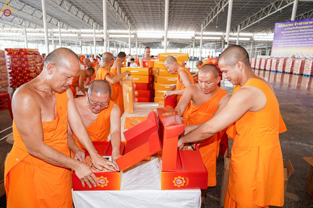 ภาพ No.321158:วันที่ 10-11 เมษายน พ.ศ.2569 การเตรียมกล่องไทยธรรม และการติดผ้ารับประเคน เพื่องานถวายมหาสังฆทาน 40,000 กว่าวัดทั่วประเทศ วันคุ้มครองโลก 22 เมษายน พ.ศ.2569 วัดพระธรรมกาย