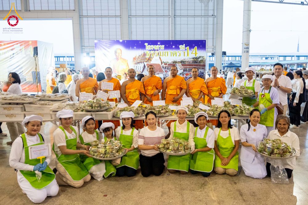 ภาพ No.303077:วันที่ 26 มกราคม พ.ศ. 2569 พิธีถวายภัตตาหารเป็นสังฆทาน แด่พระธรรมยาตรา ณ วัดพระธรรมกาย  จังหวัดปทุมธานี ในโครงการธรรมยาตรา กตัญญูบูชา มหาปูชนียาจารย์ พระมงคลเทพมุนี(สด จนฺทสโร) พระผู้ปราบมาร อนุสรณ์สถาน 7 แห่ง ปีที่ 14